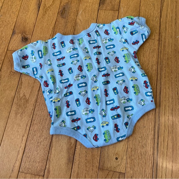 VTG SMALL STEPS BLUE CAR TRAFFIC GRAPHIC PRINT BABY ONESIE SIZE 0/3M 100% COTTON - Picture 2 of 3